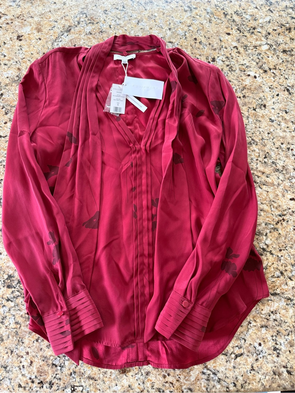 NWT Women’s Equipment Femme
Red Silk Shirt Tie Neck Floral
Detail size SMALL